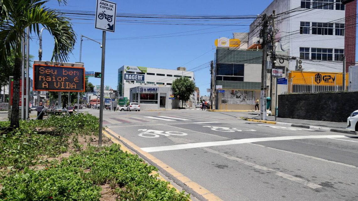 Números oficiais divulgados pela AMC comprovam que a Fiscalização Eletrônica contribuiu para redução de 47,36% de mortes e diminuição de 83,16% de veículos acima da velocidade no trânsito de Caruaru Números oficiais divulgados pela AMC comprovam que a Fiscalização Eletrônica contribuiu para redução de 47,36% de mortes e diminuição de 83,16% de veículos acima da velocidade no trânsito de Caruaru