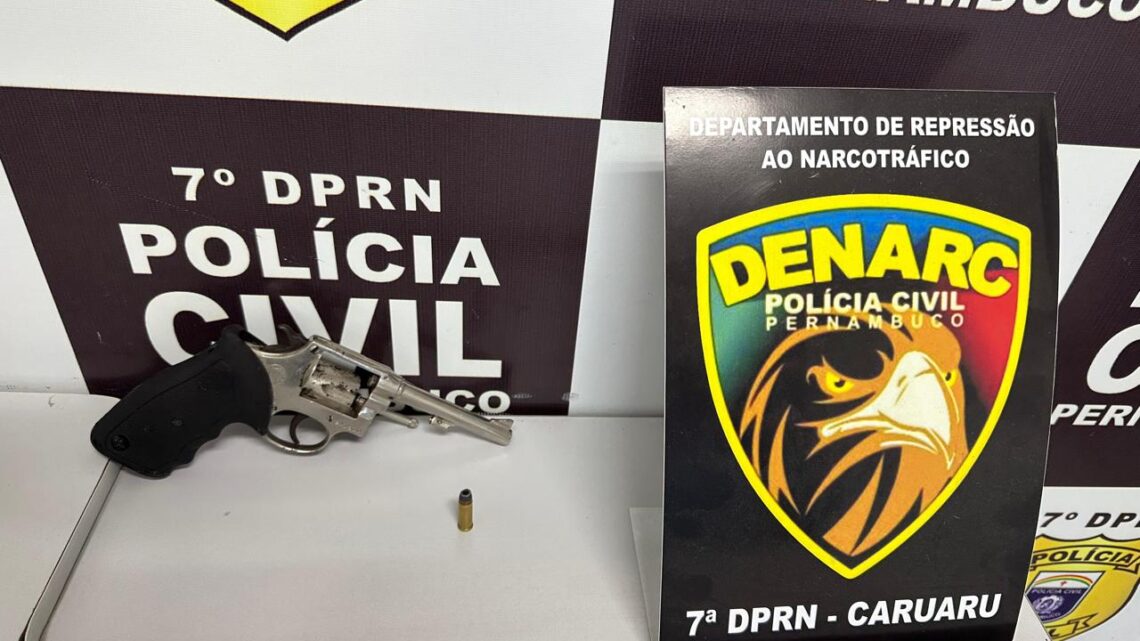Prisão em flagrante por meio de informações repassadas pelo Disque Denúncia em parceria com o Denarc Prisão em flagrante por meio de informações repassadas pelo Disque Denúncia em parceria com o Denarc