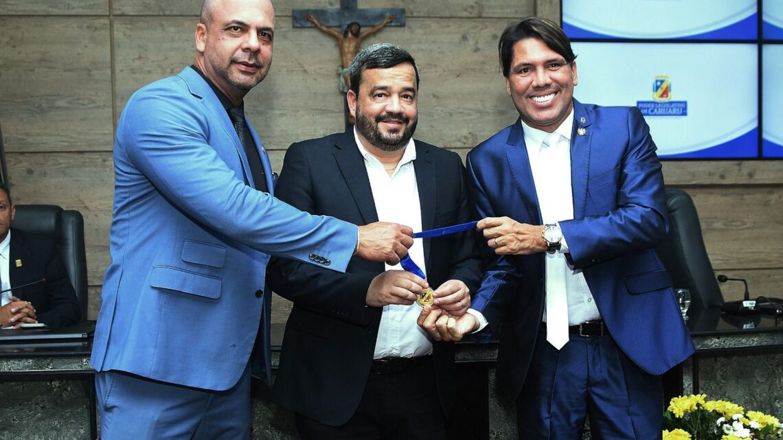 Solenidade na Câmara Municipal homenageia diretor do Hospital Mestre Vitalino pelos 11 anos de serviços prestados da unidade à população de Caruaru Solenidade na Câmara Municipal homenageia diretor do Hospital Mestre Vitalino pelos 11 anos de serviços prestados da unidade à população de Caruaru