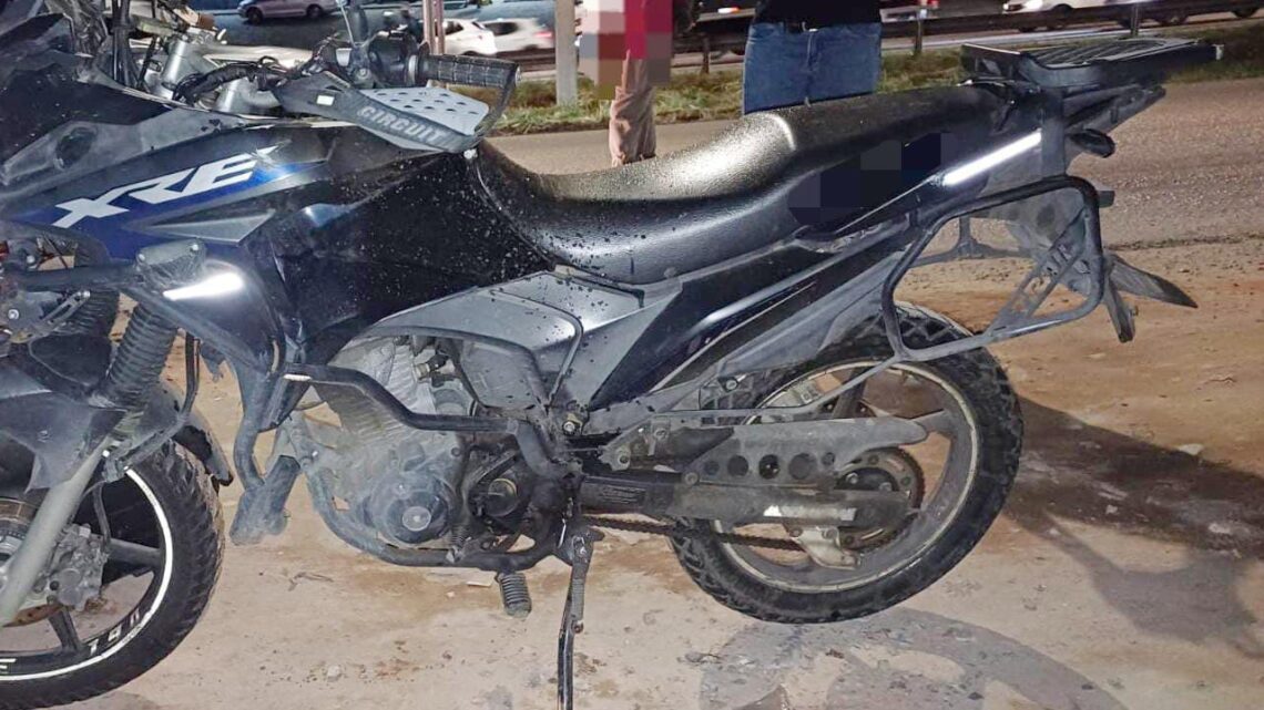 Motociclista morre ao trafegar no corredor entre caminhão e carreta Motociclista morre ao trafegar no corredor entre caminhão e carreta