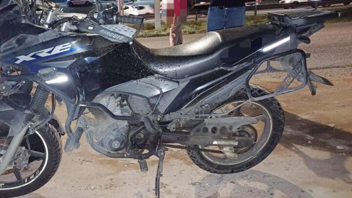 Motociclista morre ao trafegar no corredor entre caminhão e carreta