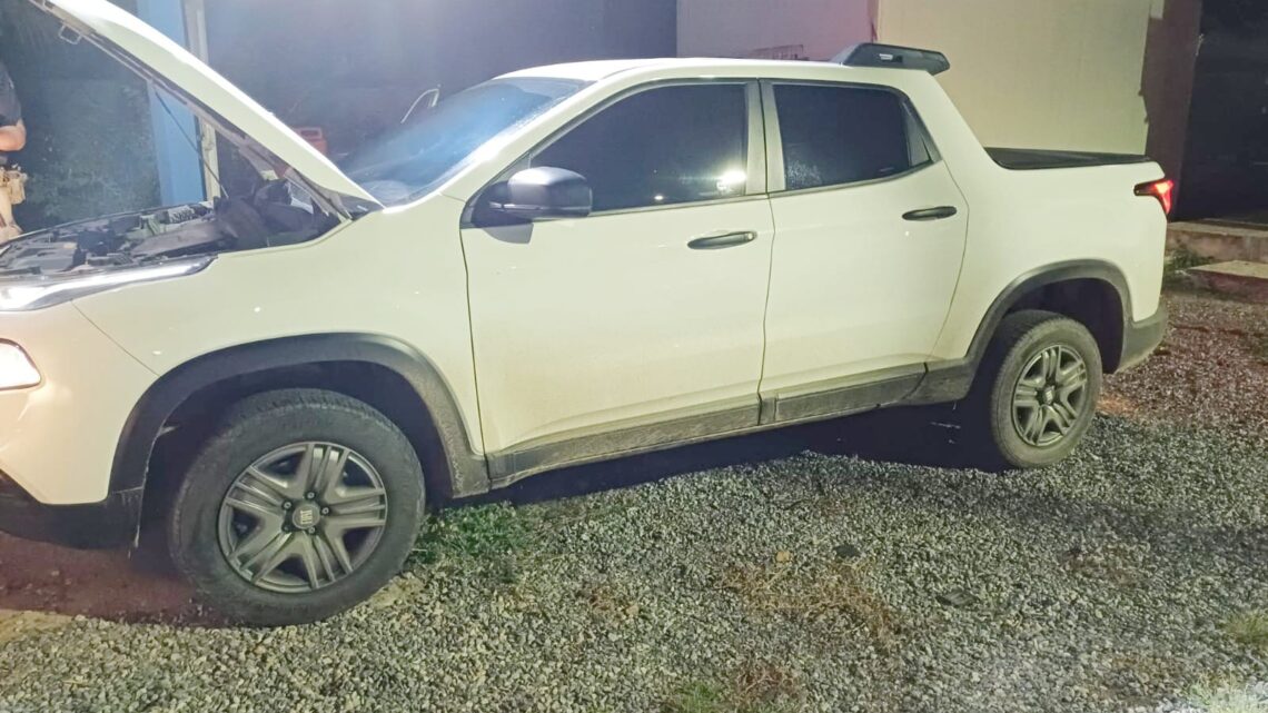 PRF detém homem com pistola, munições e caminhonete roubada PRF detém homem com pistola, munições e caminhonete roubada