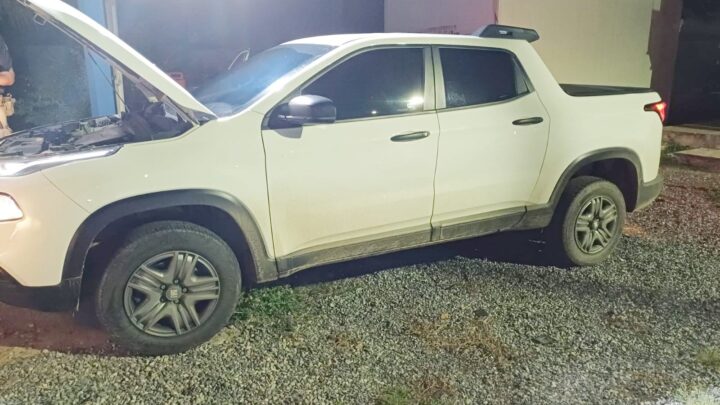 PRF detém homem com pistola, munições e caminhonete roubada