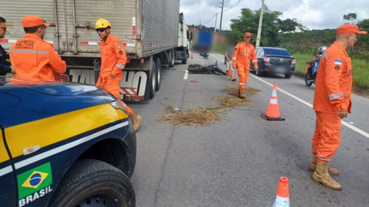 Colisão entre moto e caminhão deixa um condutor ferido