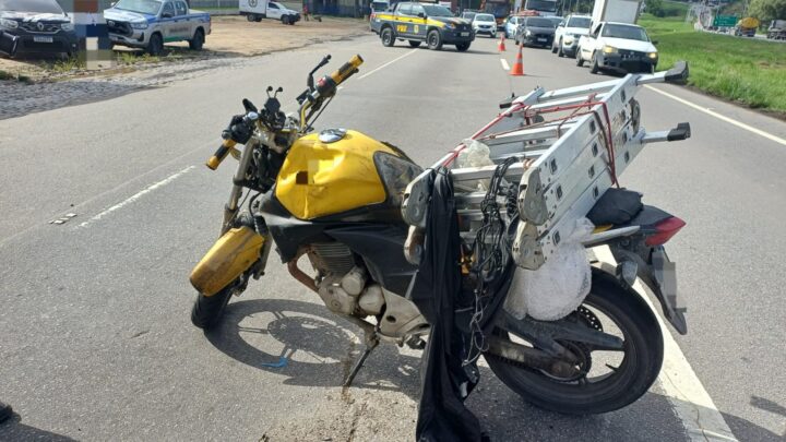 Motociclista cai e morre ao ser atropelado por caminhão