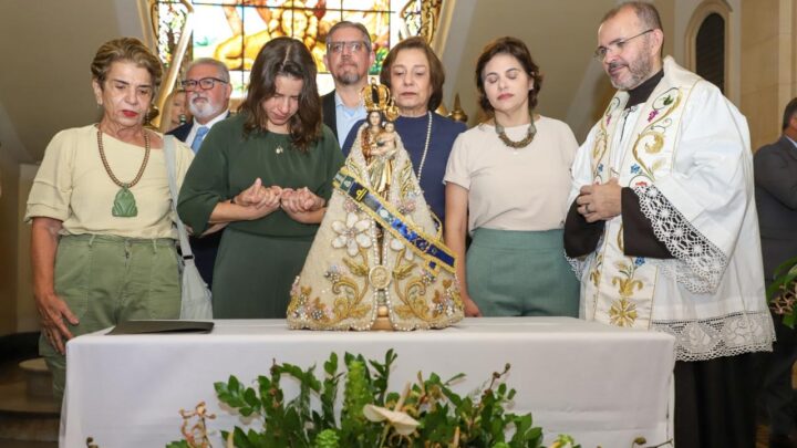 Governadora Raquel Lyra recebe imagem de Nossa Senhora de Nazaré no Palácio do Campo das Princesas