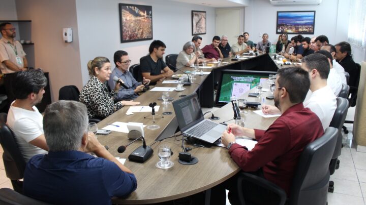 Acic recebe representantes do polo calçadista de Birigui, Franca e Jaú