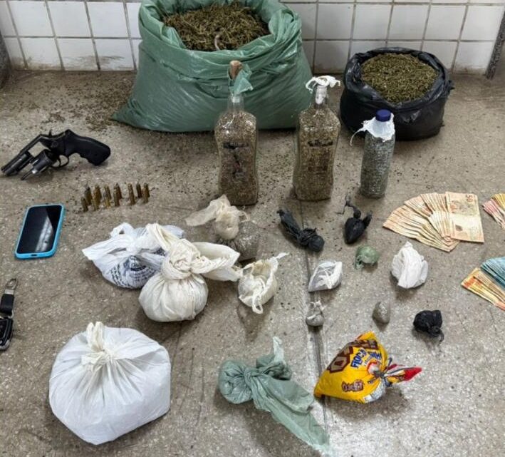 Homem é preso com drogas e arma de fogo