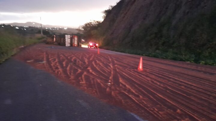Caminhão tomba e pega fogo na Serra das Russas