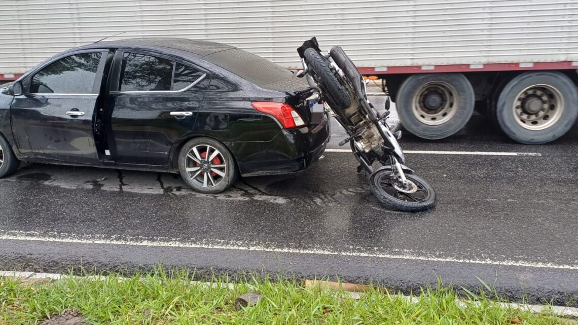Veículo para na faixa de pedestres e moto colide na traseira Veículo para na faixa de pedestres e moto colide na traseira