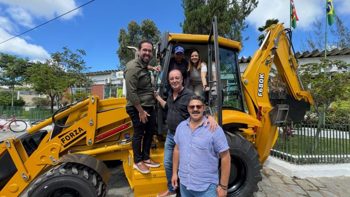 Dayse Silva reforça infraestrutura rural com entrega de nova retroescavadeira Dayse Silva reforça infraestrutura rural com entrega de nova retroescavadeira