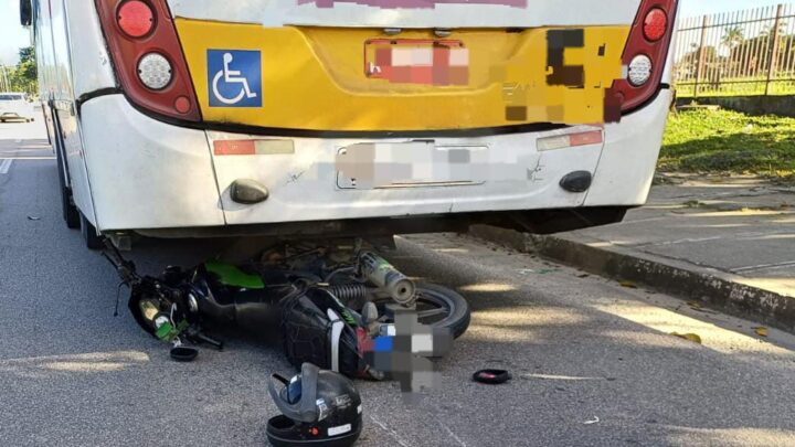 Mulher é atropelada e moto vai parar embaixo de ônibus