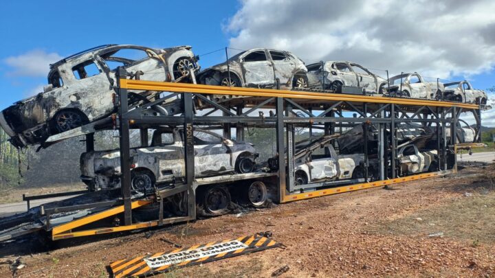 Caminhão cegonha pega fogo e destrói 11 carros