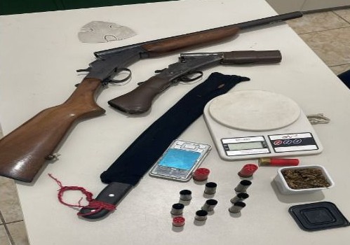 Homem é capturado com armas, munições e drogas