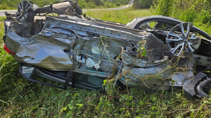 Colisão frontal entre dois carros atinge homem que estava capinando o mato às margens da BR 232