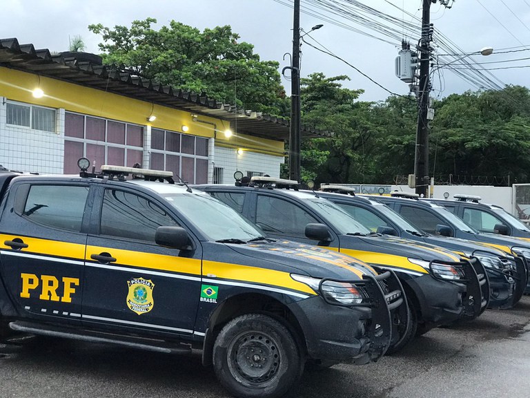 Homem usa documento falso para liberar veículo e é detido pela PRF