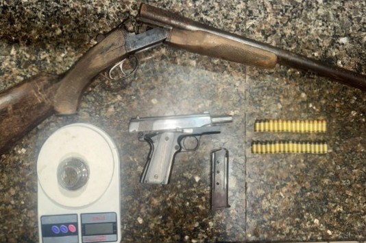 PMPE apreende armas de fogo, drogas e detém dois suspeitos após confronto armado PMPE apreende armas de fogo, drogas e detém dois suspeitos após confronto armado