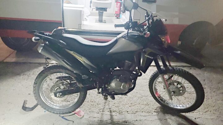 Filho morre e mãe fica ferida, após caminhão bater na traseira de moto na BR 232