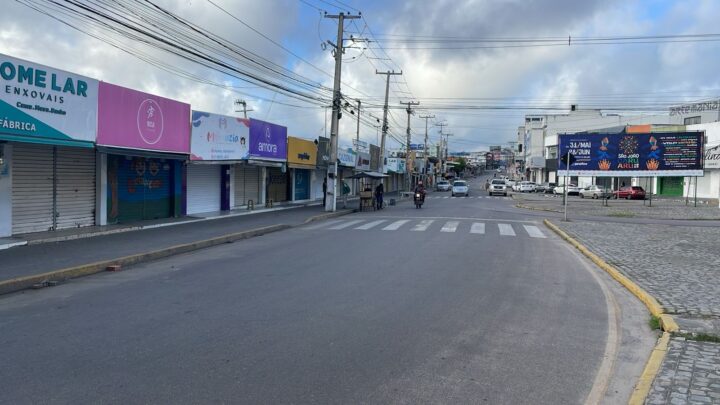 Calçada da Avenida Lourival José da Silva fica livre para circulação de pedestre e compradores na Feira da Moda de Caruaru