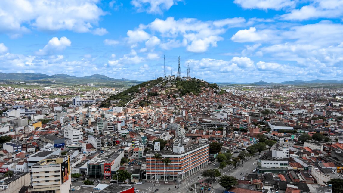 Caruaru lidera geração de empregos no interior de Pernambuco no primeiro semestre de 2025