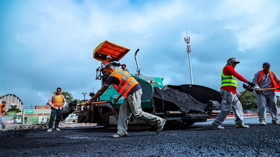 Estacionamento da Viúva recebe revestimento asfáltico e está próximo de ser entregue à população