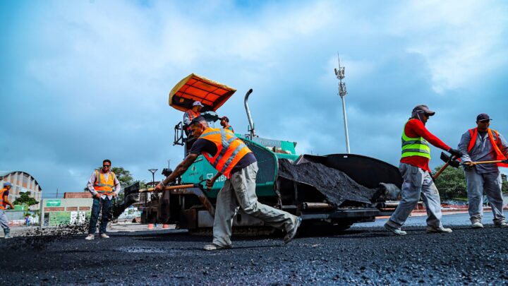 Estacionamento da Viúva recebe revestimento asfáltico e está próximo de ser entregue à população