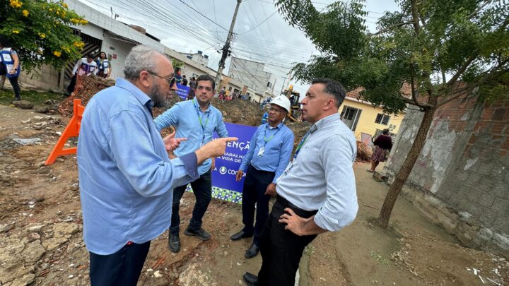 Secretário de Recursos Hídricos e diretores da Compesa chegam a Caruaru para prestar apoio aos moradores que tiveram casas atingidas por rompimento de adutora