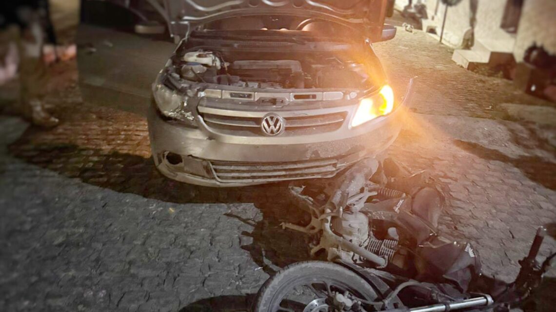 PRF recupera carro roubado após motorista arrastar moto