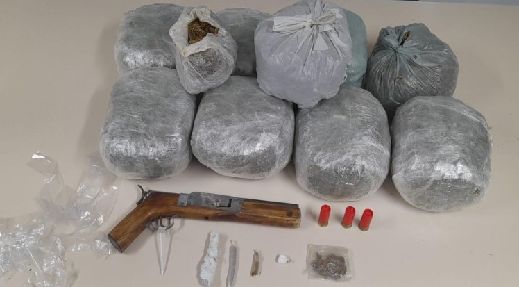 Homem com mandado de prisão em aberto é preso numa festa