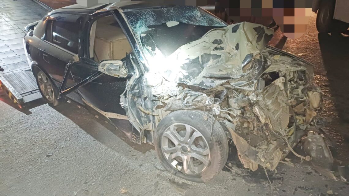 Colisão frontal entre carro e ônibus, motorista se recusa a fazer o teste do bafômetro Colisão frontal entre carro e ônibus, motorista se recusa a fazer o teste do bafômetro