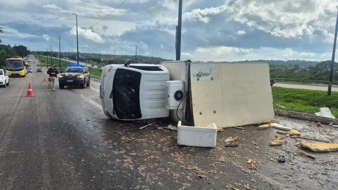 Caminhão tomba e carga é saqueada Caminhão tomba e carga é saqueada
