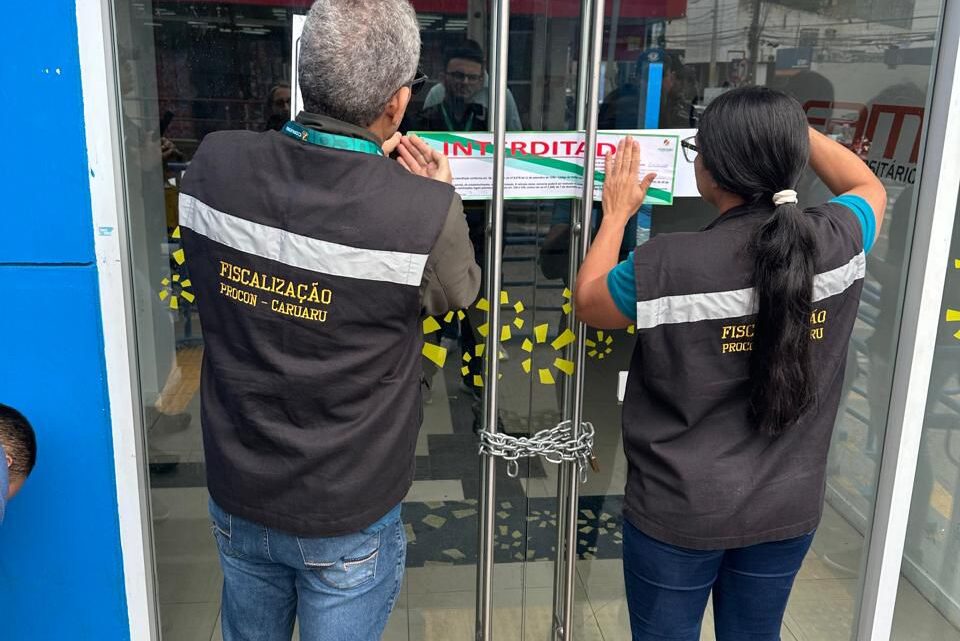 Procon Caruaru interdita filial da Crefisa após denúncias de empréstimos não solicitados por consumidores, especialmente idosos