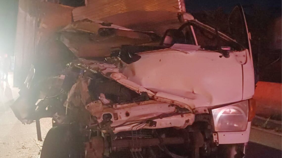 Passageiro morre e outro fica ferido, após colisão entre dois caminhões