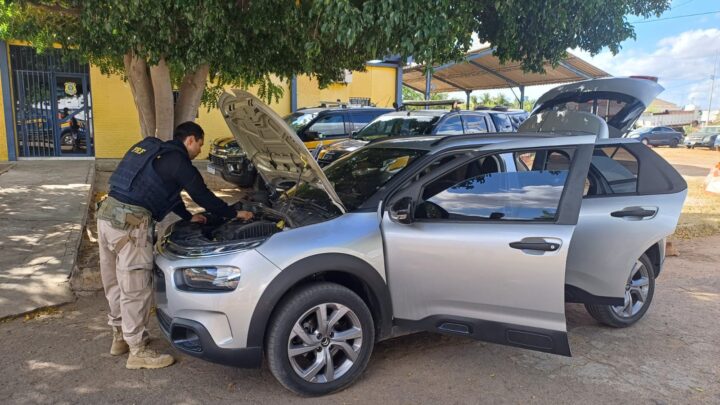 Carro roubado é recuperado pela PRF após 25 Km de fuga