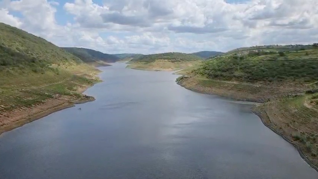 Barragem de Jucazinho que está em situação de pré-colapso devido à escassez de chuvas e região deve receber água do Rio São Francisco Barragem de Jucazinho que está em situação de pré-colapso devido à escassez de chuvas e região deve receber água do Rio São Francisco