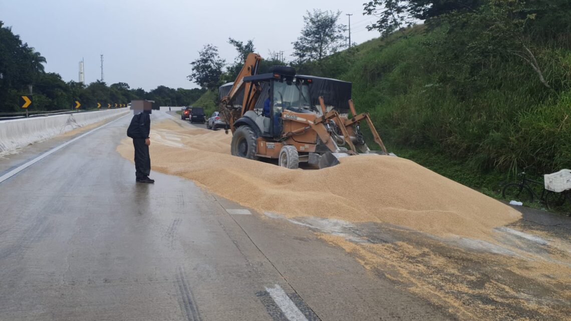 Caminhão com cevada bate em mureta e outro caminhão fica preso na carga, interditando rodovia