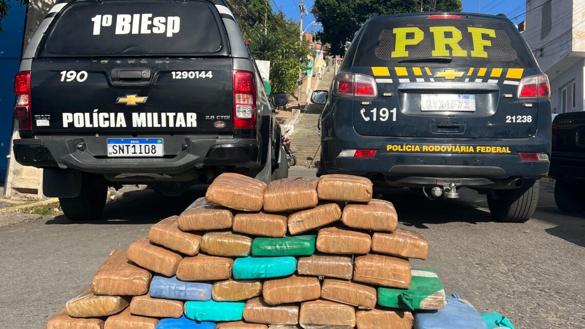 Suspeitos de tráfico se envolvem em colisão e são detidos com 62 Kg de maconha em Caruaru Suspeitos de tráfico se envolvem em colisão e são detidos com 62 Kg de maconha em Caruaru
