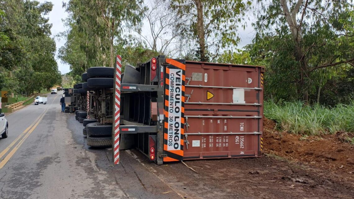 Motorista morre, após carreta atingir defensa e árvore, depois tombar Motorista morre, após carreta atingir defensa e árvore, depois tombar