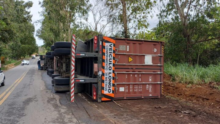 Motorista morre, após carreta atingir defensa e árvore, depois tombar