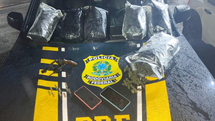 Homens com mandados de prisão por homicídio, são detidos com droga, arma e carro furtado