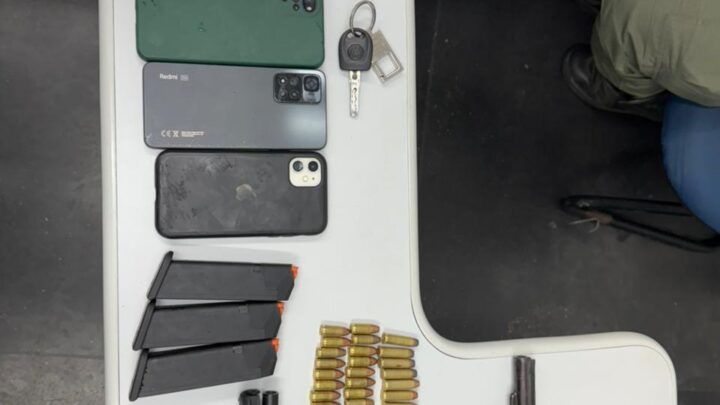 PM prende cinco pessoas com armas e munições em veículo