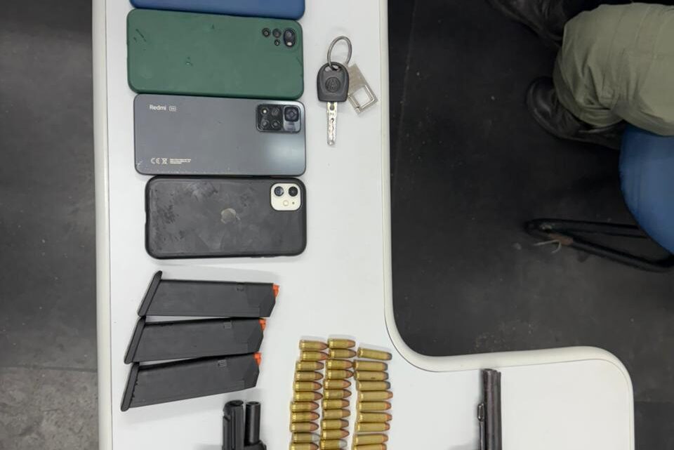 PM prende cinco pessoas com armas e munições em veículo PM prende cinco pessoas com armas e munições em veículo