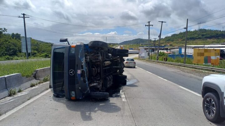 Caminhão perde tomba na BR 232