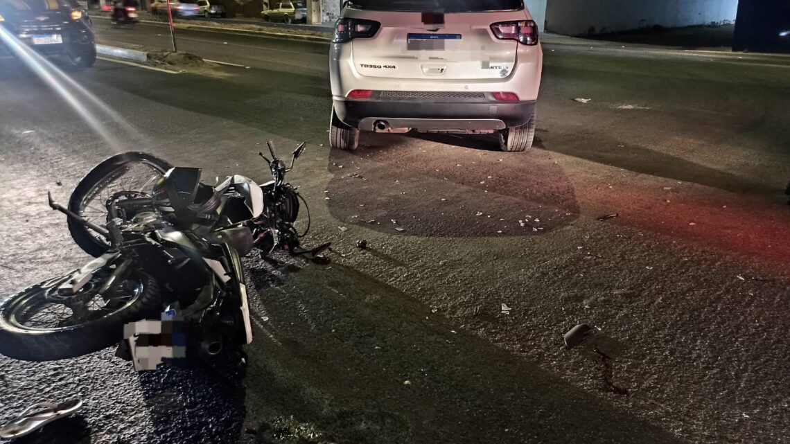 Moto avança sinal vermelho e é atingida por carro que fazia retorno Moto avança sinal vermelho e é atingida por carro que fazia retorno