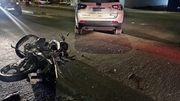 Moto avança sinal vermelho e é atingida por carro que fazia retorno