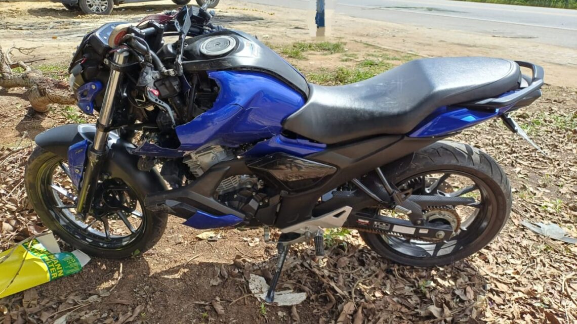 Homem morre, após colisão entre carro e moto Homem morre, após colisão entre carro e moto