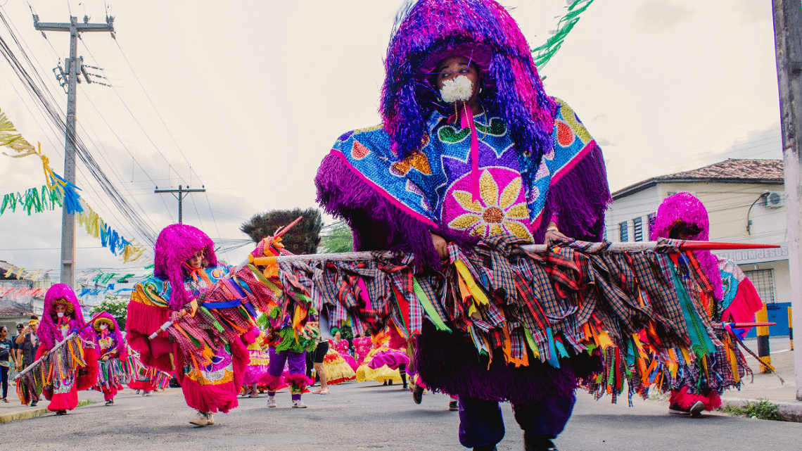 Escola pública de Caruaru, recebe aula-espetáculo com o Maracatu Feminino Coração Nazareno