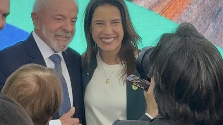 Em Brasília ao lado do presidente Lula, governadora Raquel Lyra recebe os projetos aprovados em Pernambuco para drenagem e contenção de encostas