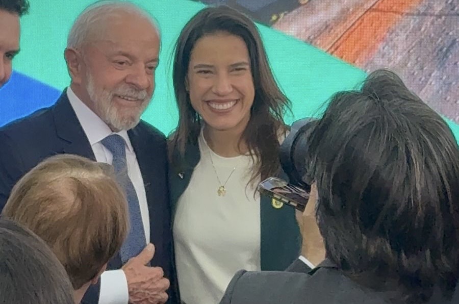 Em Brasília ao lado do presidente Lula, governadora Raquel Lyra recebe os projetos aprovados em Pernambuco para drenagem e contenção de encostas