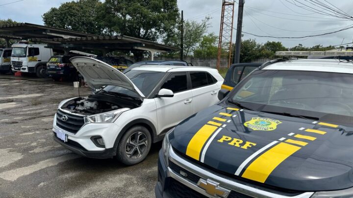 Após fuga pela contramão da Av Caxangá, dupla é detida com carro roubado